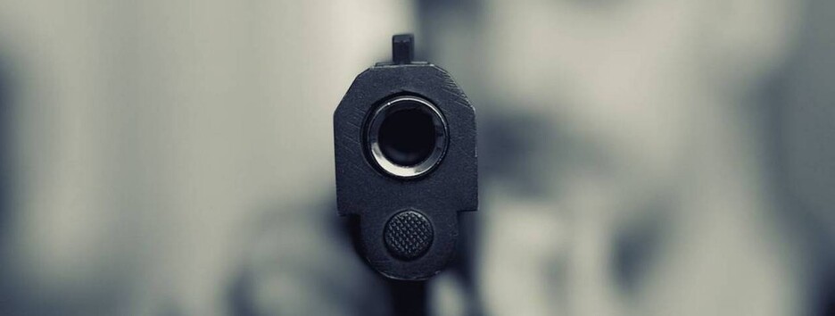 Стрілянина у центрі Києва: охоронця ресторану поранили у живіт (фото)