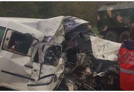 В автокатастрофе с военными во Львовской области погибли люди (фото)