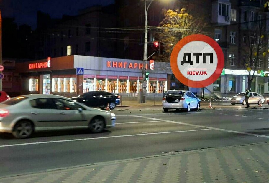 ДТП в Киеве – на Воздухофлотском два авто насмерть сбили пешехода - фото - фото 1