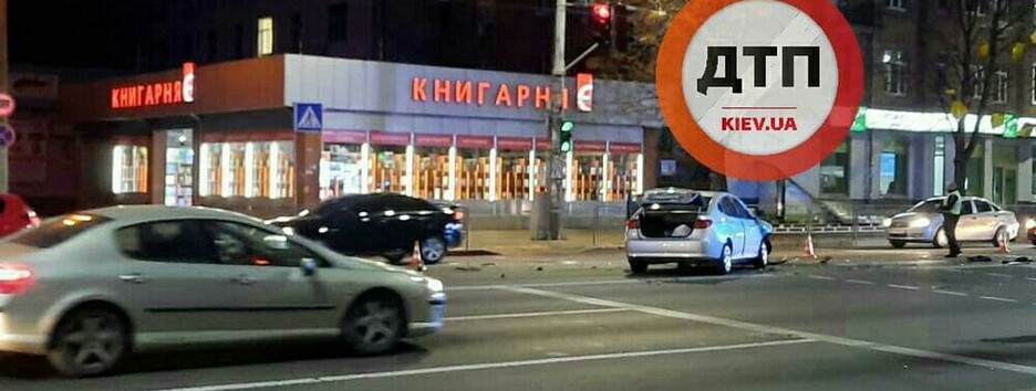 У Києві автомобілі не поділили дорогу на перехресті і на смерть збили пішохода (фото)