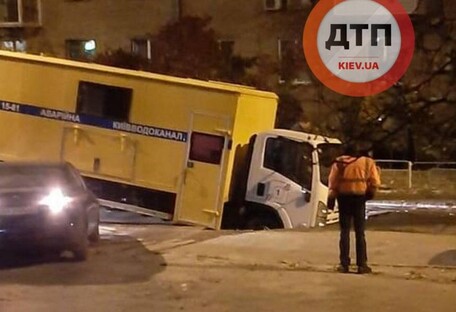 В Киеве грузовик водоканала из-за прорыва трубы провалился под асфальт (видео)