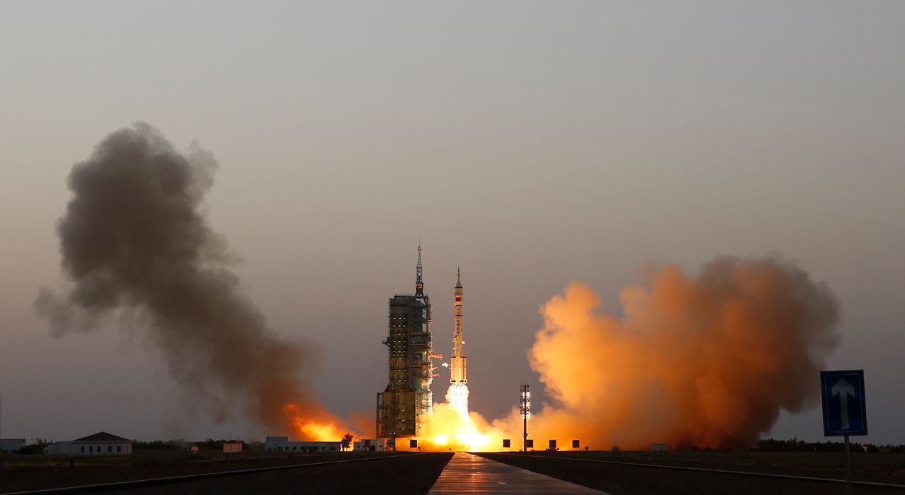 Китай запустил пилотируемый космический корабль