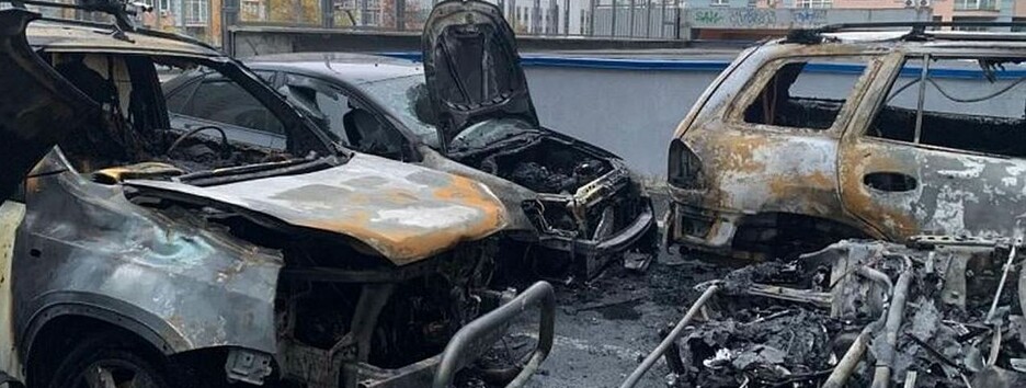 У Києві спалили Porsche і ще чотири авто: поліція шукає винуватців (фото)