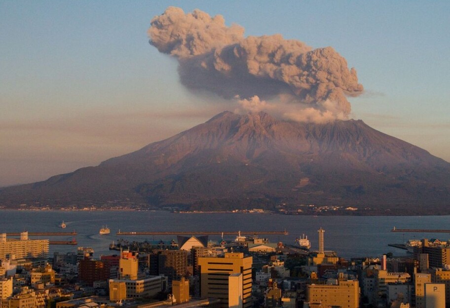 В Японии вулкан Асо начал извержение – фото, видео - фото 1