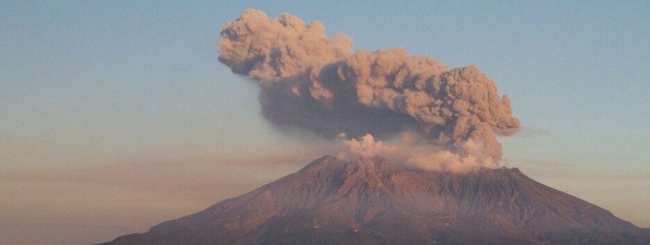 Прокинувся один з найбільших вулканів у світі: фото і відео заворожують