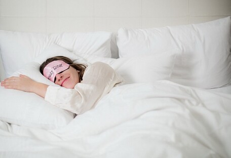Недосып провоцирует переедание: как можно улучшить сон