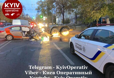 В Киеве арендованное авто влетело в грузовик: водитель погиб на месте (фото)