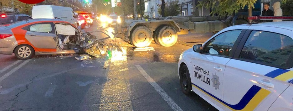 У Києві орендоване авто влетіло у вантажівку: водій загинув на місці (фото)