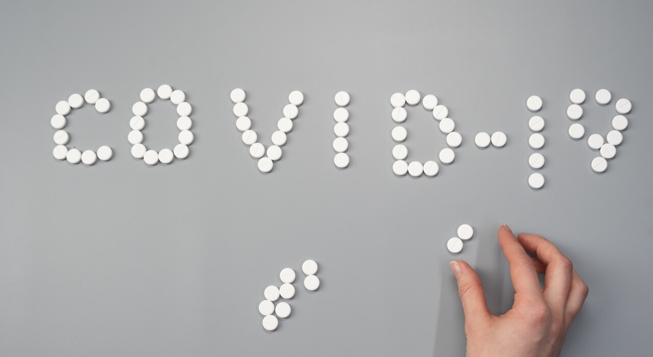 Не панацея, але допомога групам ризику: ще один препарат знижує ризик смерті від COVID-19