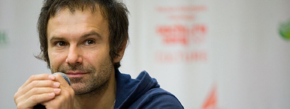 Как Гарри Поттер: Святослав Вакарчук показал редкое фото в молодости 