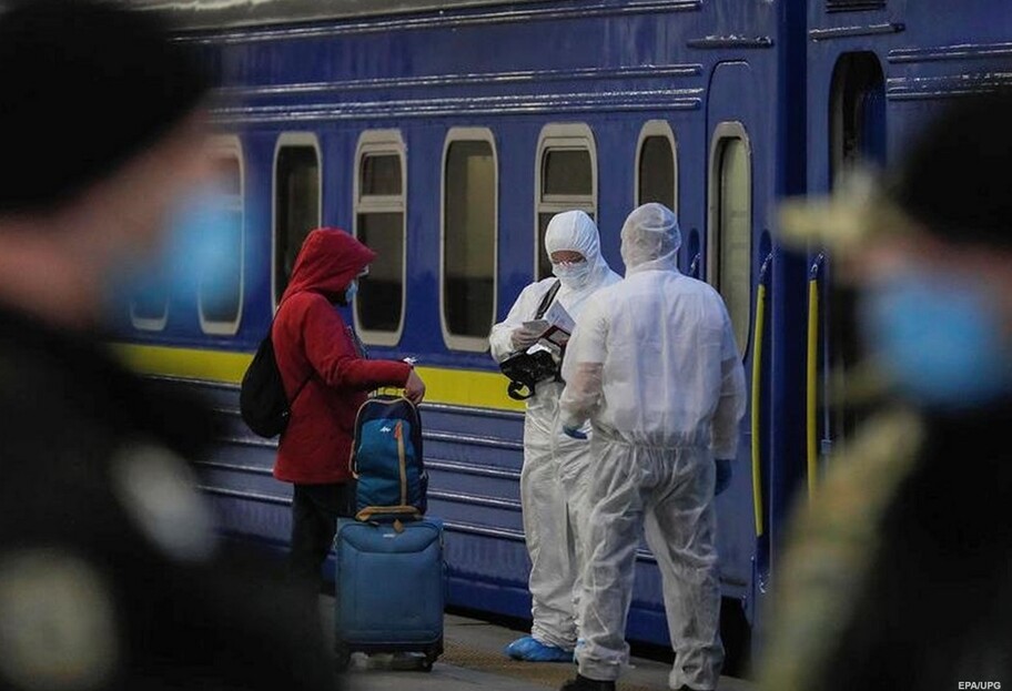 Поезда и автобусы в Украине задерживаются - проверяют сертификаты - фото - фото 1