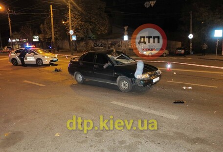 В Киеве на пешеходном переходе Lada сбила мужчину и женщину: они в реанимации (фото)