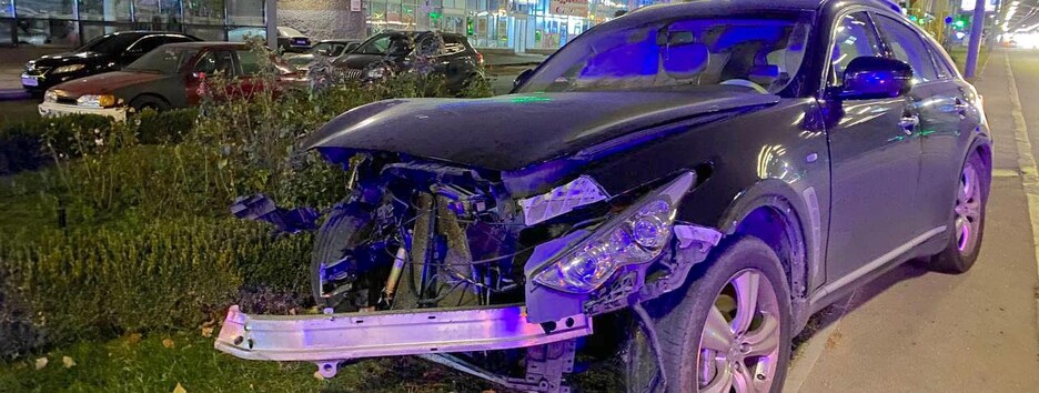 В Киеве Infinity влетел в отбойник: водитель сбежал с места ДТП (фото)