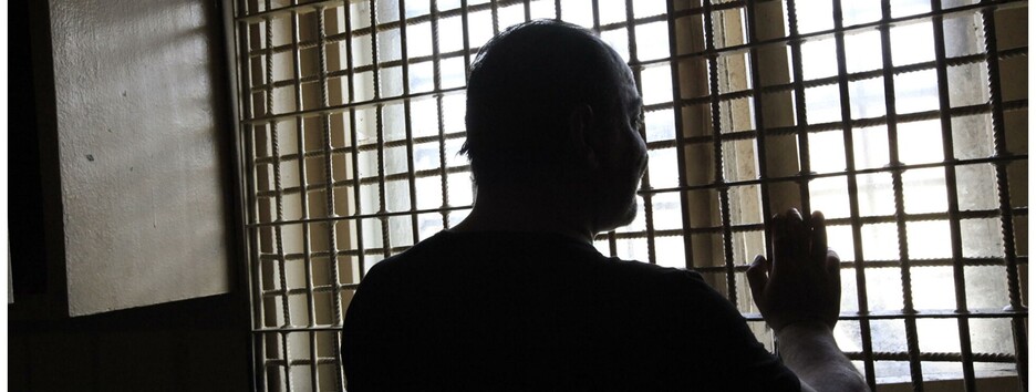 Грабіж, розбій, дезертирство: за що судили військових, яких помилував Зеленський