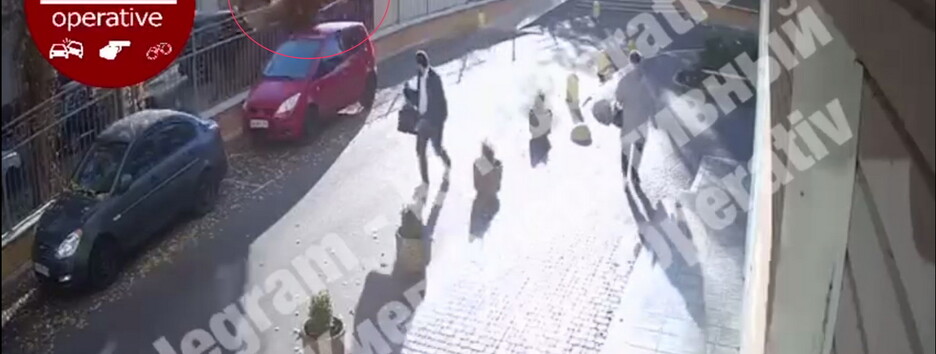 У Києві на машину впала величезна тополя - дивом не зачепив людей (відео)