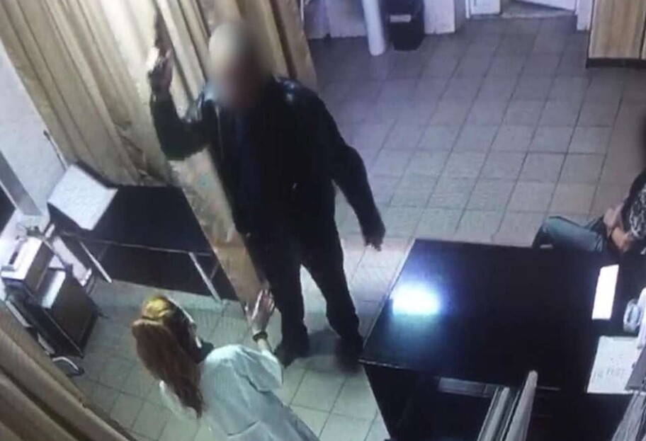 У Василькові п'яний чоловік з пістолетом вимагав у медсестри надати допомогу його дружині – відео - фото 1