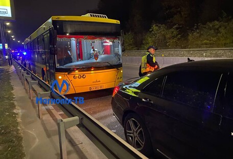 В Киеве на Набережном шоссе автобус попал в опасное ДТП: есть пострадавшие (фото)