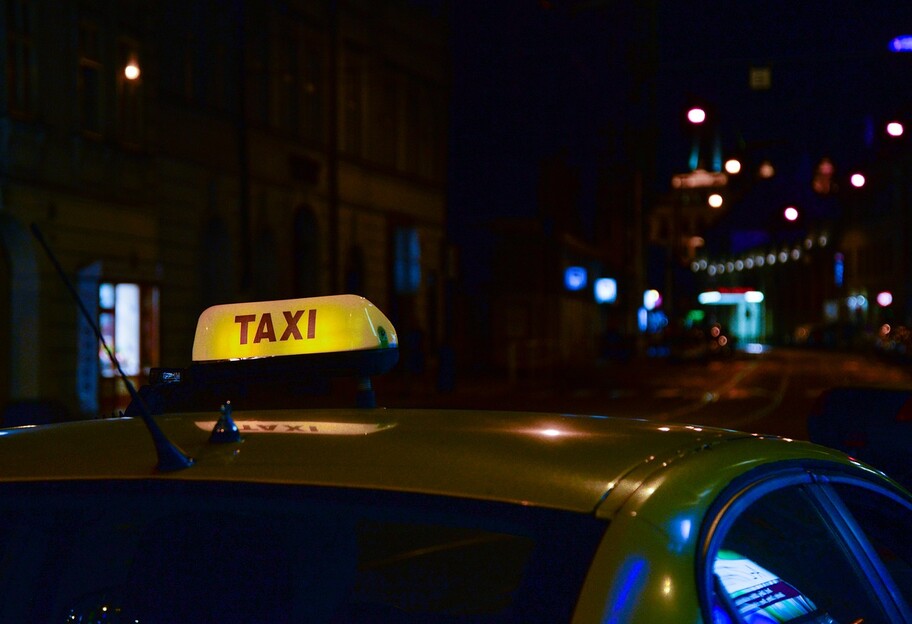 В Киеве пассажир подрался с таксистом и достал пистолет - фото 1