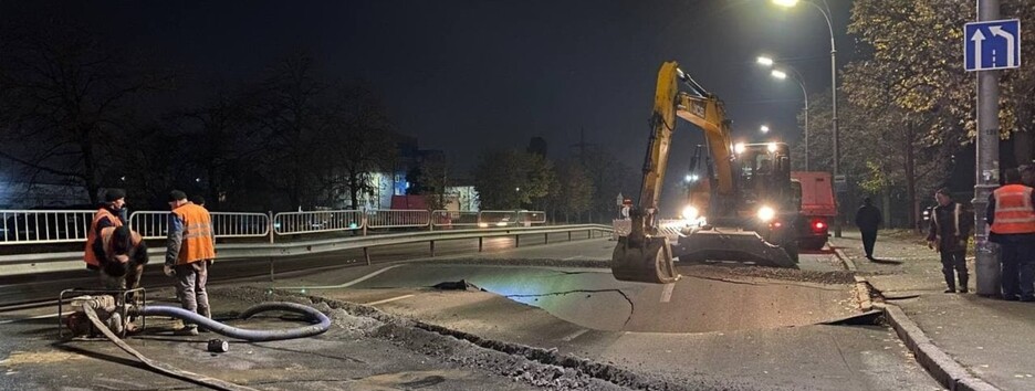 Образовалась огромная яма: в Киеве обвалились 10 метров дороги (фото, видео)