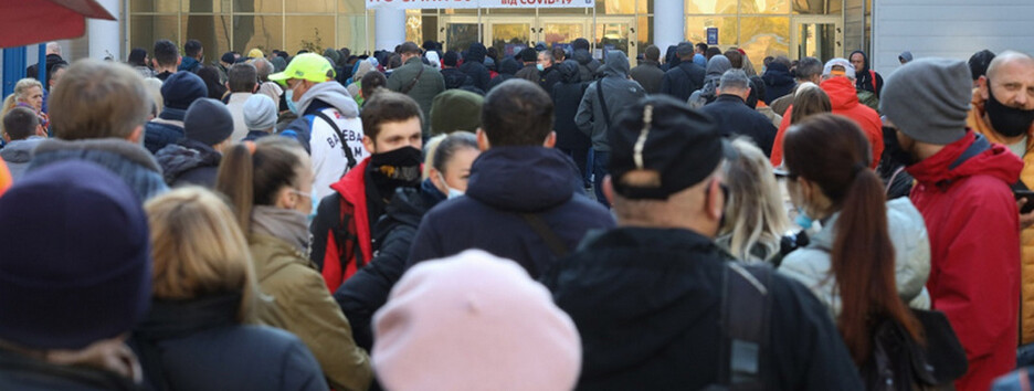 В Киеве очередь на прививку растянулась на сотню метров, возникают драки (фото, видео)