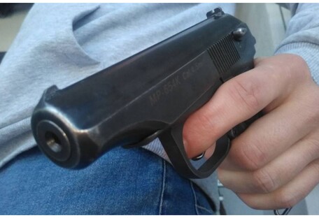 В Киеве подростки с пистолетом глумились над прикованной к постели женщине