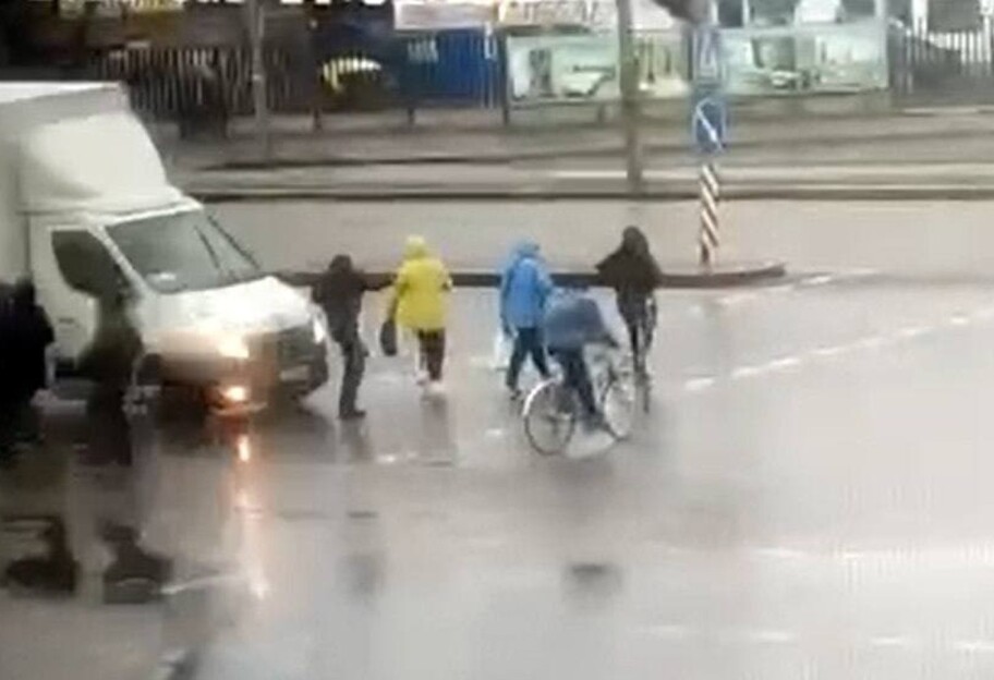 Фургон сбил велосипедиста и пешехода в Киеве - видео - фото 1