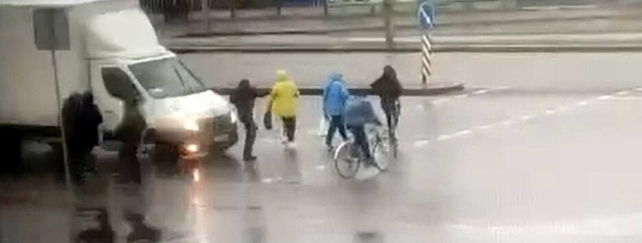 У Києві фургон насмерть збив велосипедиста, ще одна людина в реанімації (відео)