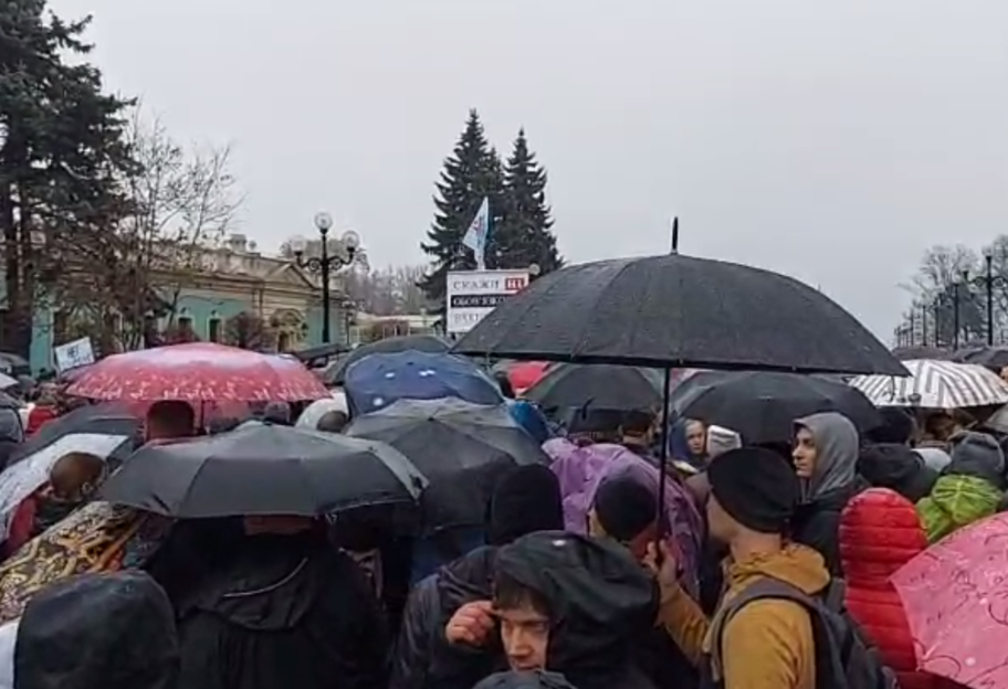 Антивакцинаторы в Киеве вышли на акцию протеста – собрались под Радой – видео - фото 1