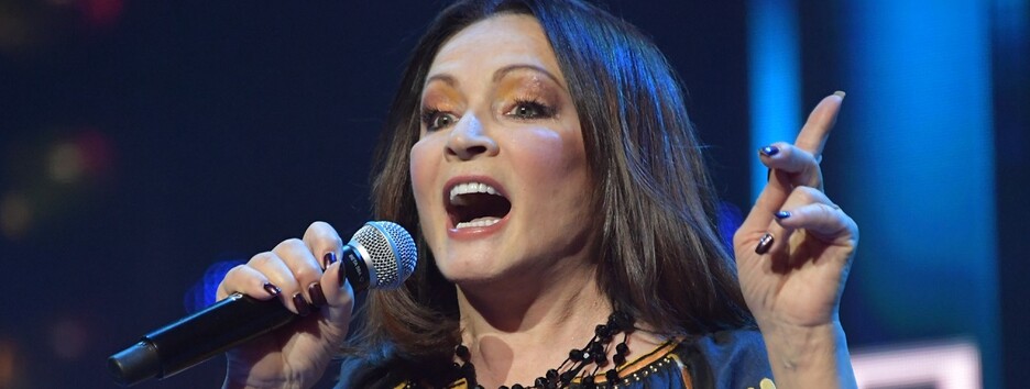 У Ротару на концерте внезапно затряслись руки: поклонники переживают (видео)