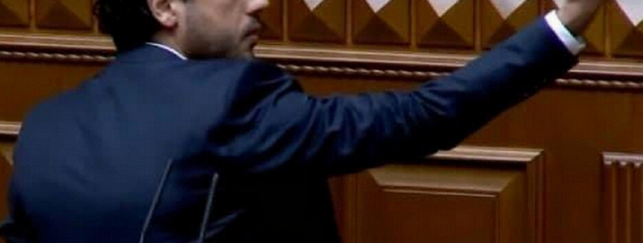 Депутат із трибуни Ради показав Зеленському середній палець (відео)