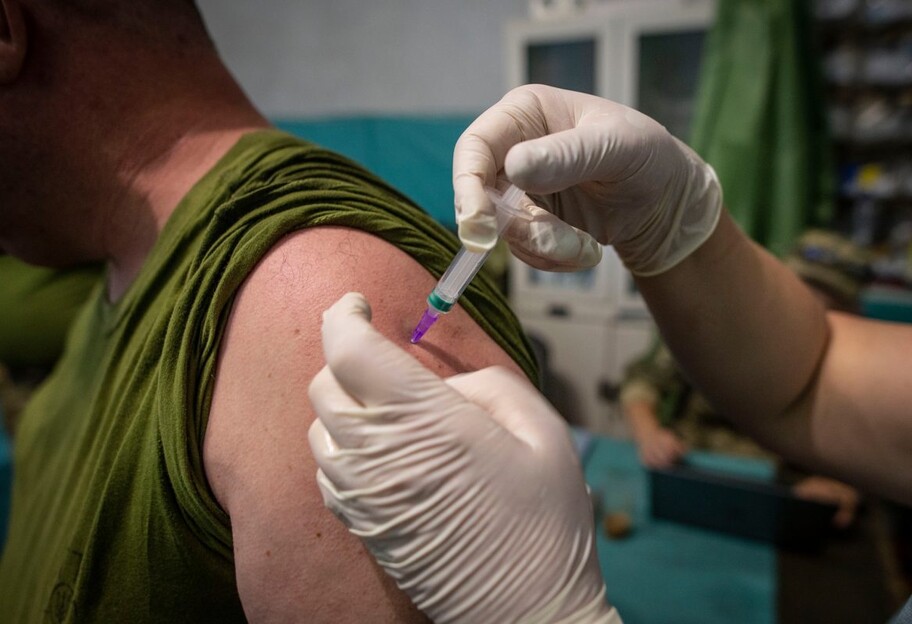 Принудительная вакцинация в Украине - в каких случаях сохраняется зарплата - фото 1