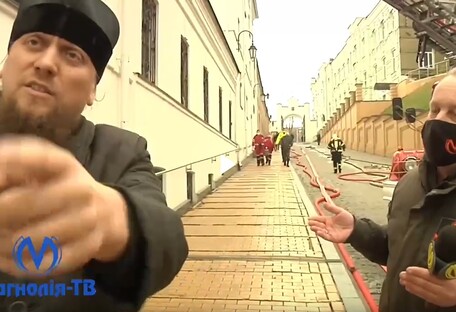 В Киеве священник отобрал у журналиста телефон в прямом эфире (видео)