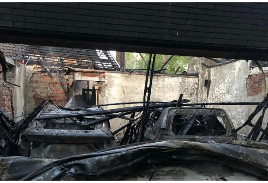 В Ірпені спалили гараж блогера Романа Грицька - паліїв затримали - фото - фото 1