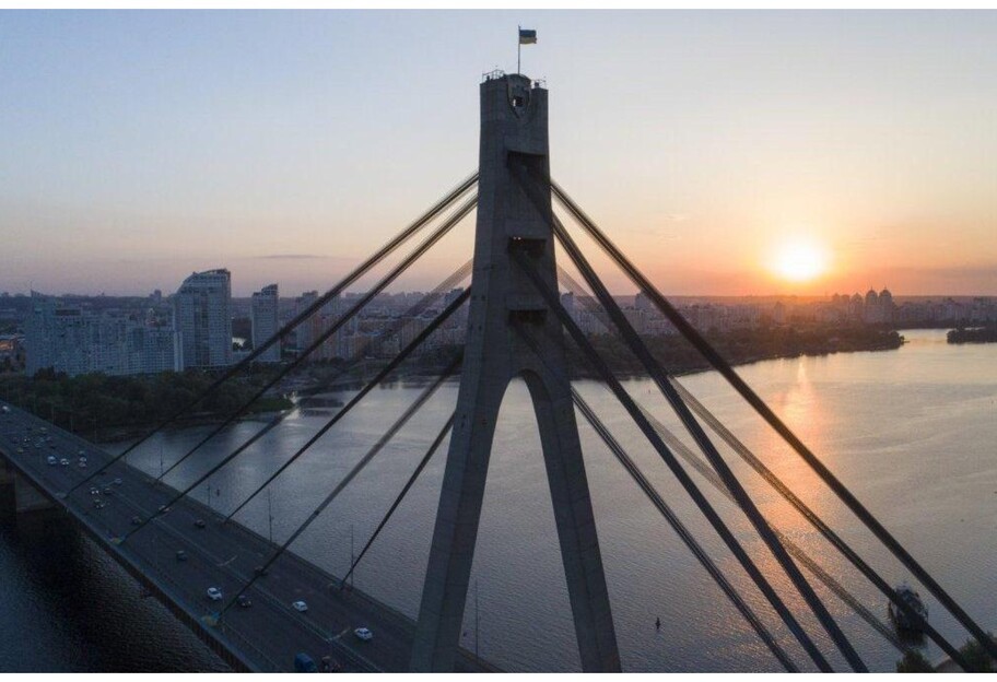 У Києві на Північному мості екстремали зняли місто з висоти - фото 1