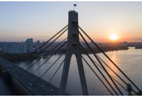 Экстремалы в Киеве сняли видео с вершины Северного моста