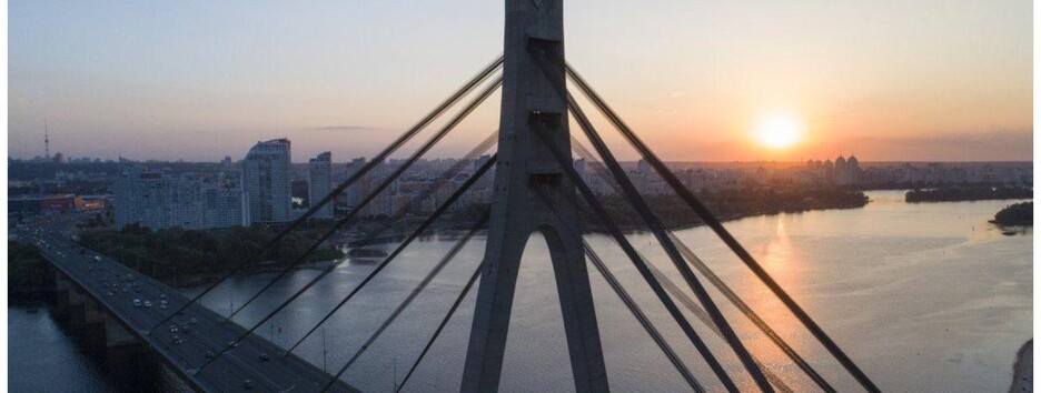 Екстремали у Києві зняли відео з вершини Північного мосту