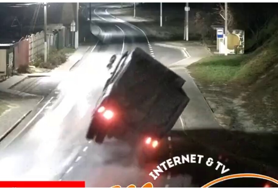 В селе Юровка под Киевом перевернулся грузовик с камнями - видео - фото 1