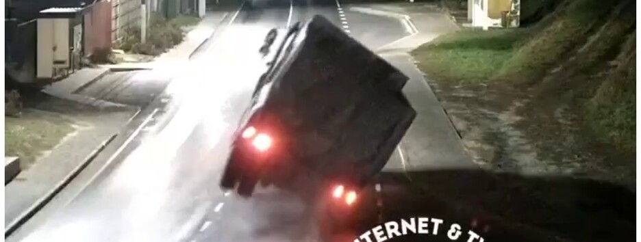 Под Киевом на дороге перевернулся грузовик, перевозивший камни (видео)