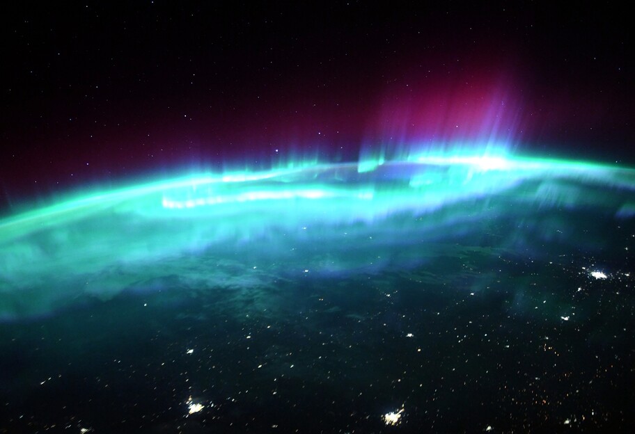 Как выглядит северное сияние из космоса - новое фото с МКС - фото 1