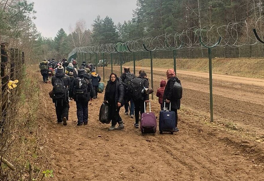 Мигранты штурмуют границу Польши и Беларуси – пограничники стреляют, видео - фото 1