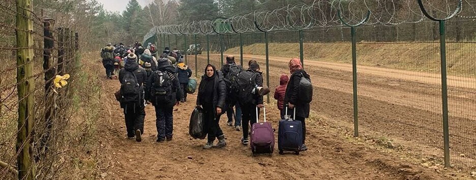Мігранти штурмують кордон ЄС: у відповідь застосовують газ, чути стрілянину (відео)