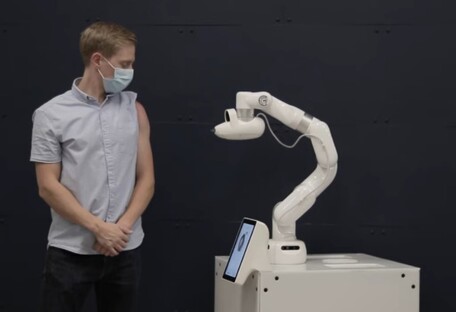 Створено робот-вакцинатор, який робить щеплення без голки (відео)