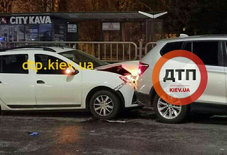Двойное ДТП в Киеве: водитель Hyundai травмировал патрульного и сбежал (фото)