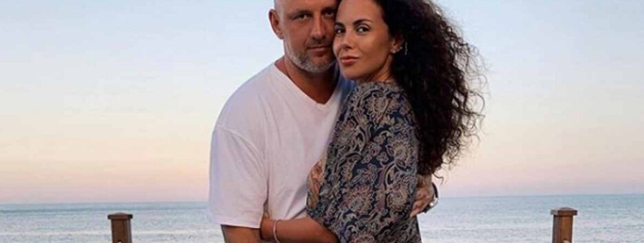 Настя Каменских и Потап слились в поцелуе на фоне моря: нежные фото