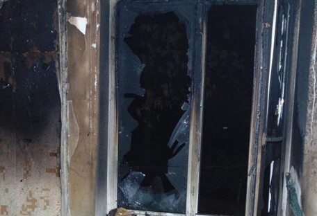 Мешканець Києва розбив вікно в будинку та кинув у квартиру коктейль Молотова (фото)