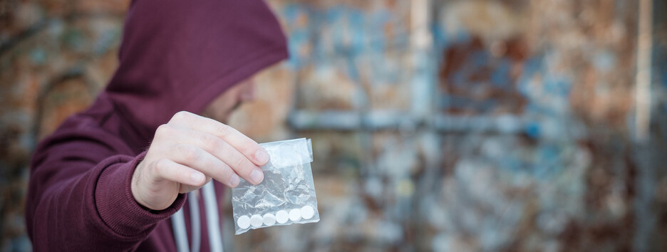 Скаржитися на 