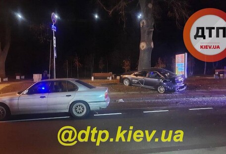 В Киеве пьяный водитель BMW на большой скорости протаранил такси и сбежал (фото)