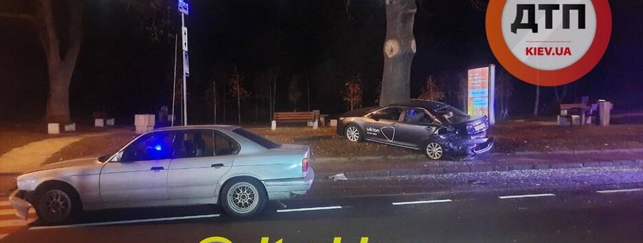 В Киеве пьяный водитель BMW на большой скорости протаранил такси и сбежал (фото)