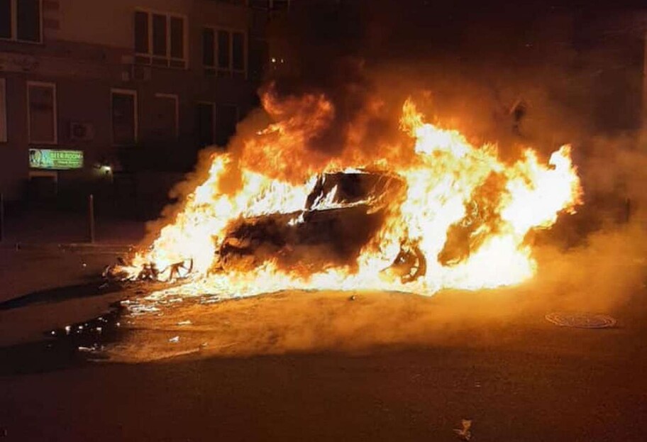 Пожар в Киеве – ночью дотла сгорел автомобиль на Феодосийской – фото - фото 1