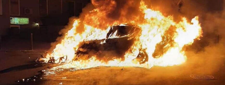 До металу: у Києві вночі згорів автомобіль (фото)